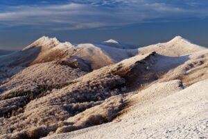 Oszronione szczyty w Bieszczadach - widok z Rozsypańca w kierunku Krzemienia